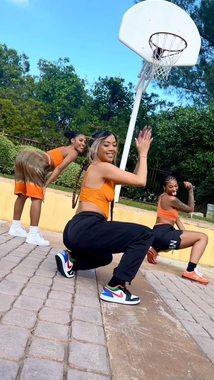 リアン Vのインスタグラム：「Friday MOOD with the girls 😜🏀👏🏽」