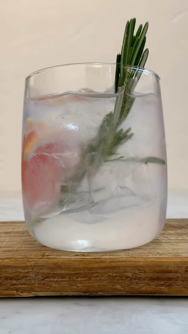 ジェイミー・オリヴァーのインスタグラム：「Nothing calls for a G&T like a sunny evening on the eve of a #BankHoliday weekend...how about garnishing yours some grapefruit and rosemary tonight?? So so good! Stir, serve and slurp. Cheers all!! joxx  #cocktail #g&t」