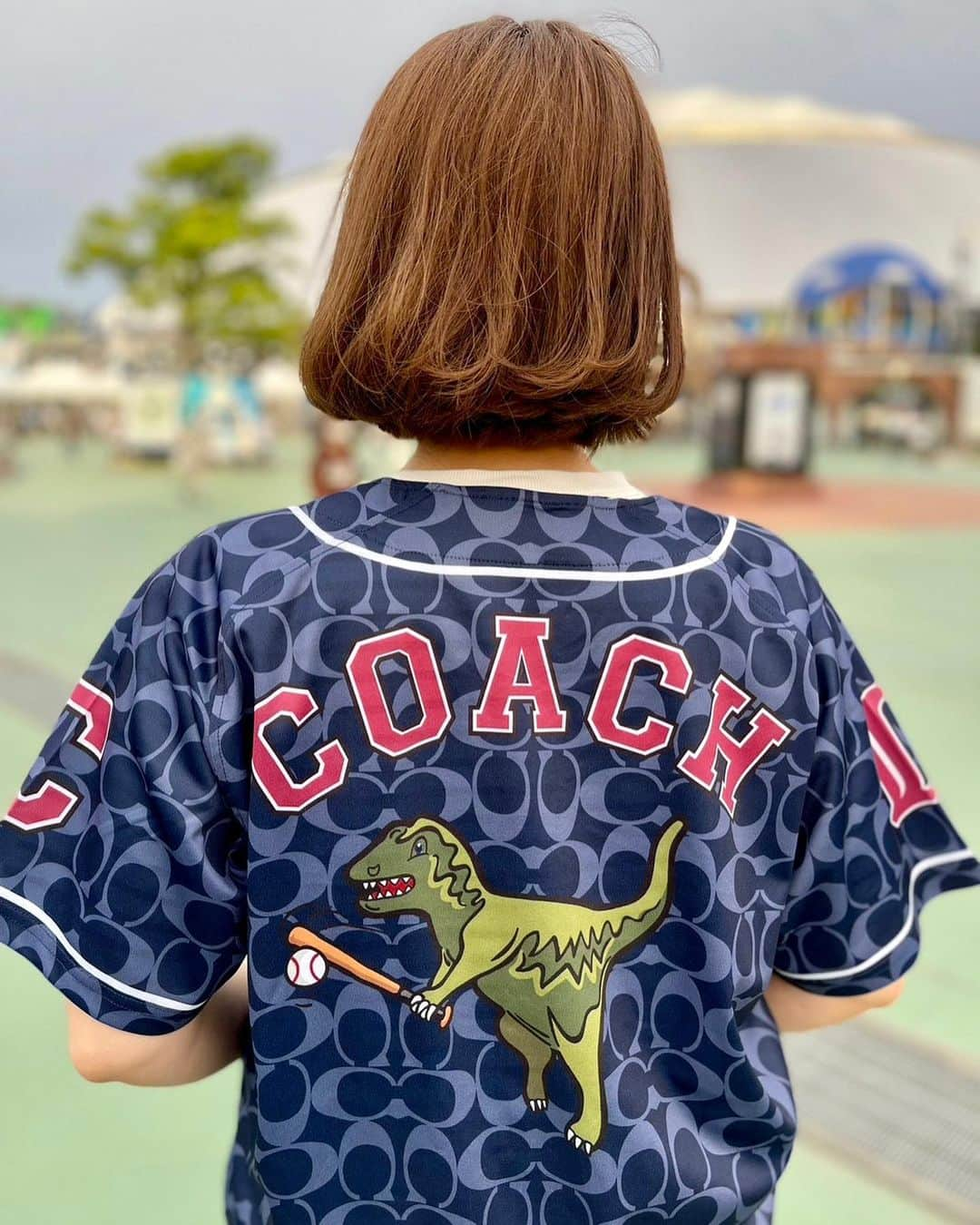 中家佐奈のインスタグラム：「初ベルーナドーム⚾️ COACHとのコラボユニフォームが欲しく…🦖 もちろん試合も！！💪🏼  同級生の星孝典くんがいた時には来れなかったのが残念…  フードも美味しくて、コラボユニも可愛いくて、試合も観やすくて、、、お手洗いではサナがめっちゃ守ってた📣笑　 なんだか嬉しかった🥹 . . #埼玉西武ライオンズ #ベルーナドーム #野球 #baseball #coach #コラボ #ユニフォーム #獅子女 #株式会社サナ #SANA #ありがとう」