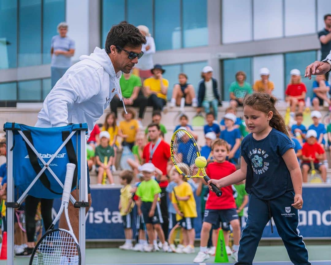 ラファエル・ナダルさんのインスタグラム写真 - (ラファエル・ナダルInstagram)「Coaches, @rafanadalacademy players and @rafaelnadal himself have participated in the @rafanadal_school Sports Day. What a great experience for the kids! 😍 VAMOS‼️」5月27日 1時09分 - rafaelnadal