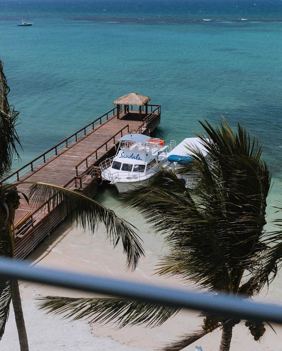 Collage Vintageさんのインスタグラム写真 - (Collage VintageInstagram)「Hello Jamaica!!! So happy to spend a few days here discovering the new @sandalsdunnsriver and enjoying the beautiful Caribbean beaches 🌴🇯🇲  #ad #sandalsresort  #sandalsdunnsriver  #caribbeantravel  @sandalsresorts」5月27日 1時15分 - collagevintage