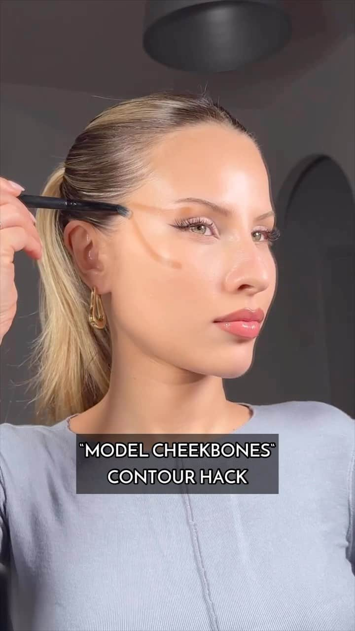 Makegirlzのインスタグラム：「طريقة رائعة للكونتور تخلي الويه مشدود ومسحوب 😍  “Model cheekbones” contour hack 😍  Talented @letiziamarcondes ❤️  ‎#بوتيكات #Boutiqaat #الكويت #السعودية #الامارات #عمان #البحرين #قطر #العراق#hack #makeuphack #makeup #contour #blusher  ‎‏#makeupforever #maccosmetics  #mac #benefit  #benefitcosmetics #summersale #boutiqaatsale」