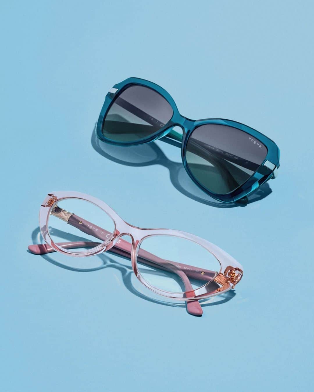 ヴォーグのインスタグラム：「Color your world with Vogue Eyewear's latest frames! What's your pick - the pretty pink or the bold blue? Drop a comment below and tell us your favorite hue.」