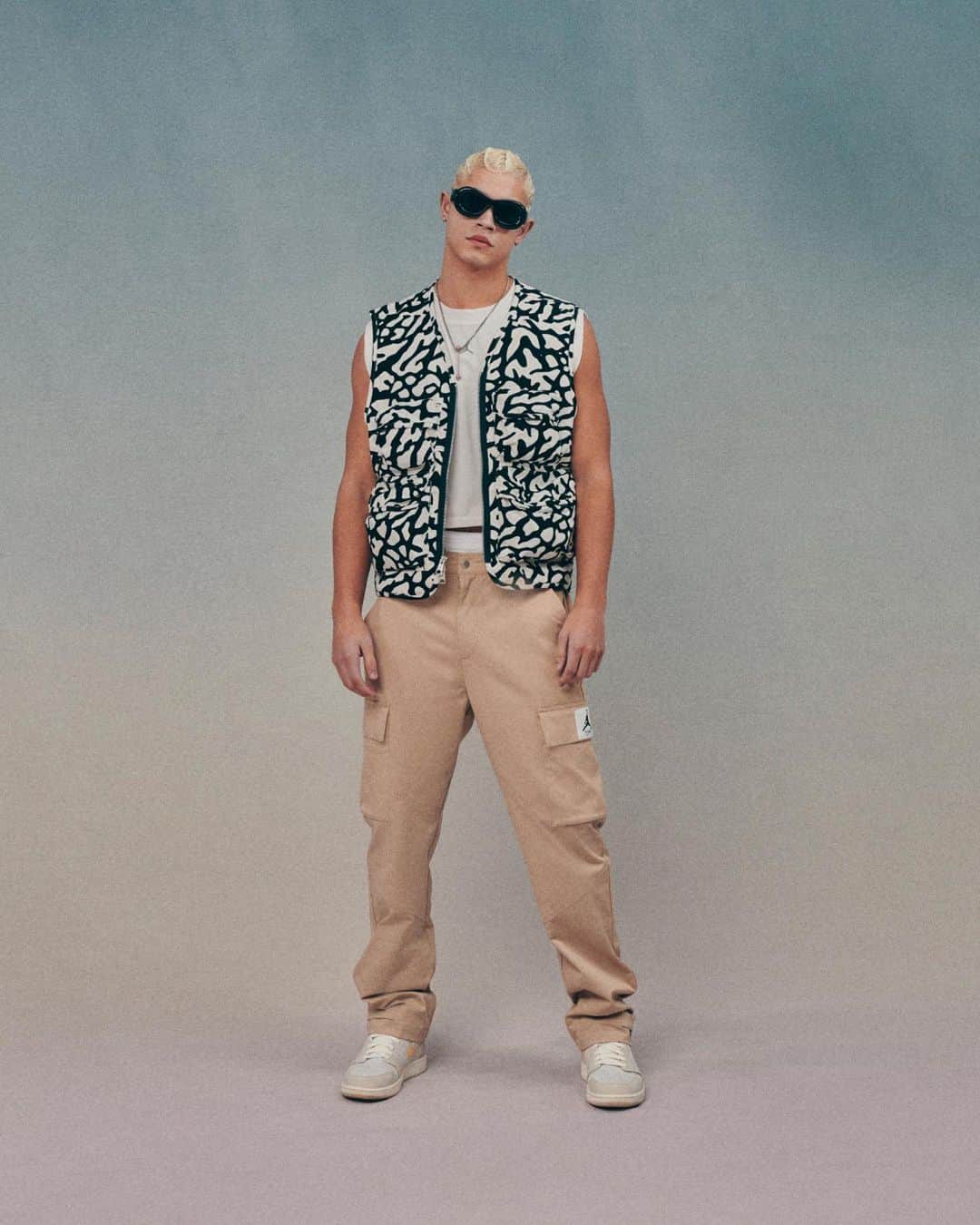 Jordanのインスタグラム：「From lightweight tees to breathable shorts, this season's Breezy Gear is designed to keep you looking and feeling great no matter where your adventures take you.   Check out our IG Shop to cop. 🌞」