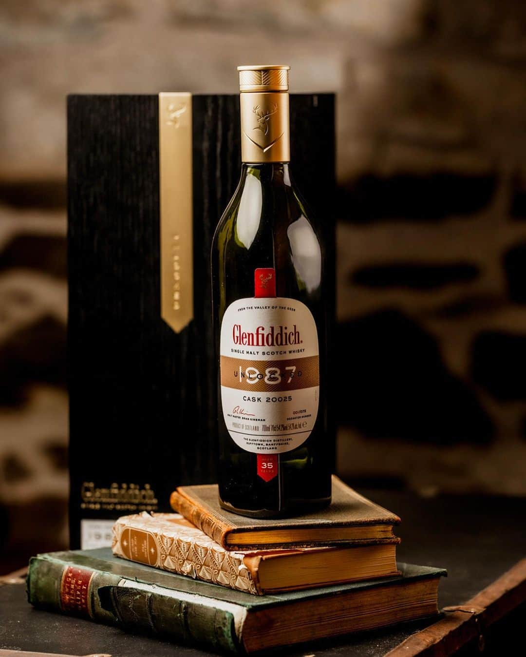 Glenfiddichさんのインスタグラム写真 - (GlenfiddichInstagram)「Laid down on Christmas Day, the Archive Collection 1987 cask is a celebration of the centenary of the Glenfiddich Distillery.  Its 35 years of maturation created the perfect balance of fresh, sticky, and spiced in the whisky.  Limited to 73 bottles. Exclusively available at the distillery boutique.  Click link in bio to find out more.🦌 Skilfully crafted. Enjoy responsibly.  #Glenfiddich #ArchiveCollection #Glenfiddich1987」5月27日 1時24分 - glenfiddichwhisky