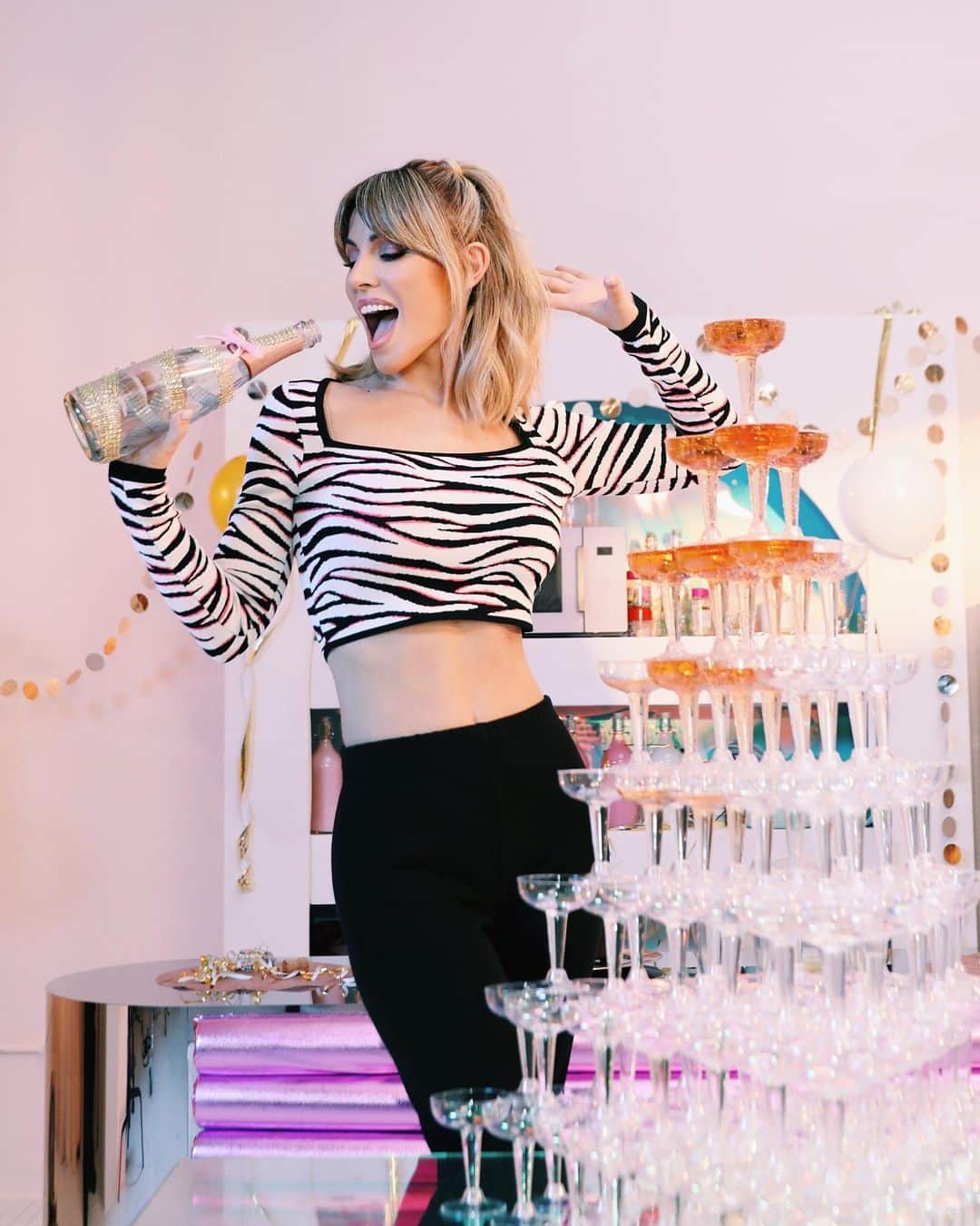 エドゥルネのインスタグラム：「Muy feliz de contaros que ya podéis escuchar “Fresas y champán” también en la fórmula de @cadena100 y con muchas ganas de enseñaros todo lo que se viene 💘💘💘  📸: @raulphoto」