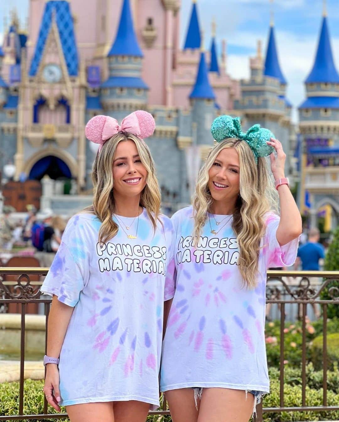 Tracy and Stefanieさんのインスタグラム写真 - (Tracy and StefanieInstagram)「It was a magical day ✨ check out the #tron photo 🤣 the second time we went full arms out 10/10 recommend!」5月27日 1時25分 - eleventhgorgeous
