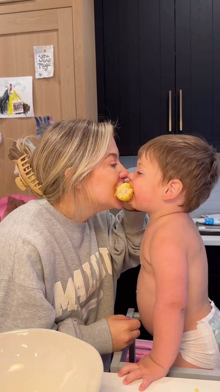 ショーン・ジョンソンのインスタグラム：「Indiana has better corn than Iowa just saying @shawnjohnson #summer #corn #parenting」