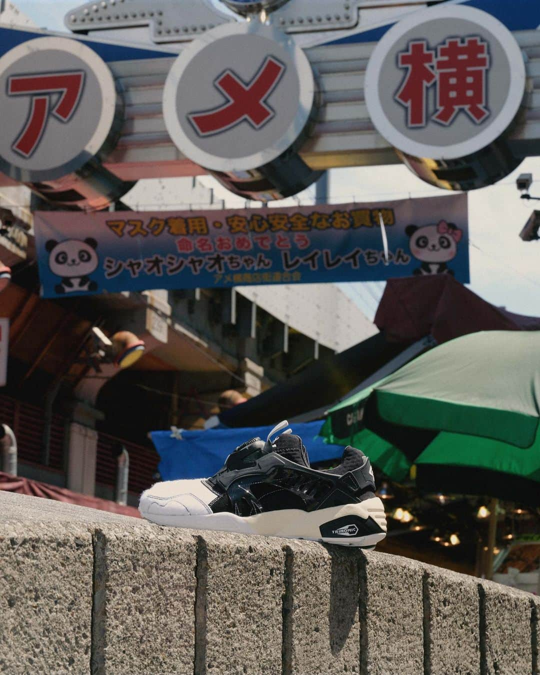 ミタスニーカーズさんのインスタグラム写真 - (ミタスニーカーズInstagram)「Puma DISC BLAZE OG MS "UENO PANDA" "mita sneakers"  大熊猫を表現したmsコラボモデル  独自の画期的なフィッティング機能「ディスクシステム」を搭載した1993年発表の名機ディスク ブレイズ。ミッドソールには1990年代の最先端クッショニング機能「トライノミック」を全面に搭載し、同時代のランニングスタイルを標榜したシルエットが特徴となった1足。本作は、そんな＜プーマ＞を代表するアイコンモデルをベースに『ミタスニーカーズ』が手掛けたコラボレーションモデル。同店の拠点である上野の名所「東京都恩賜上野動物園（上野動物園)」の"大熊猫（ジャイアントパンダ）"をデザインソースにメイクオーバー。シューズ全体をモノトーンで構成しつつ、トゥボックスに毛足の長いアクリルファーを配して大熊猫を表現。ヒールに隠された“UENO”のグラフィックにも注目したい、ストーリーテリングあふれるルックスに仕上げたスペシャルエディション。」5月27日 1時28分 - mitasneakers