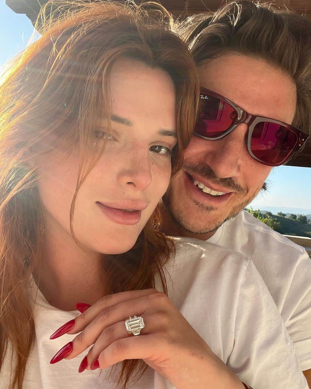 ベラ・ゾーンさんのインスタグラム写真 - (ベラ・ゾーンInstagram)「@bellathorne is engaged! The actress and director has found love with entrepreneur Mark Emms, the producer behind #BadVegan and the co-owner of New York City hotspot the @themulberrybar. The two met last year on the beach in Ibiza at #CaraDelevingne’s birthday party, and according to Thorne, “It was love at first sight as the sun rose.”  Tap the link in our bio for all the details.」5月27日 1時32分 - bellathorne