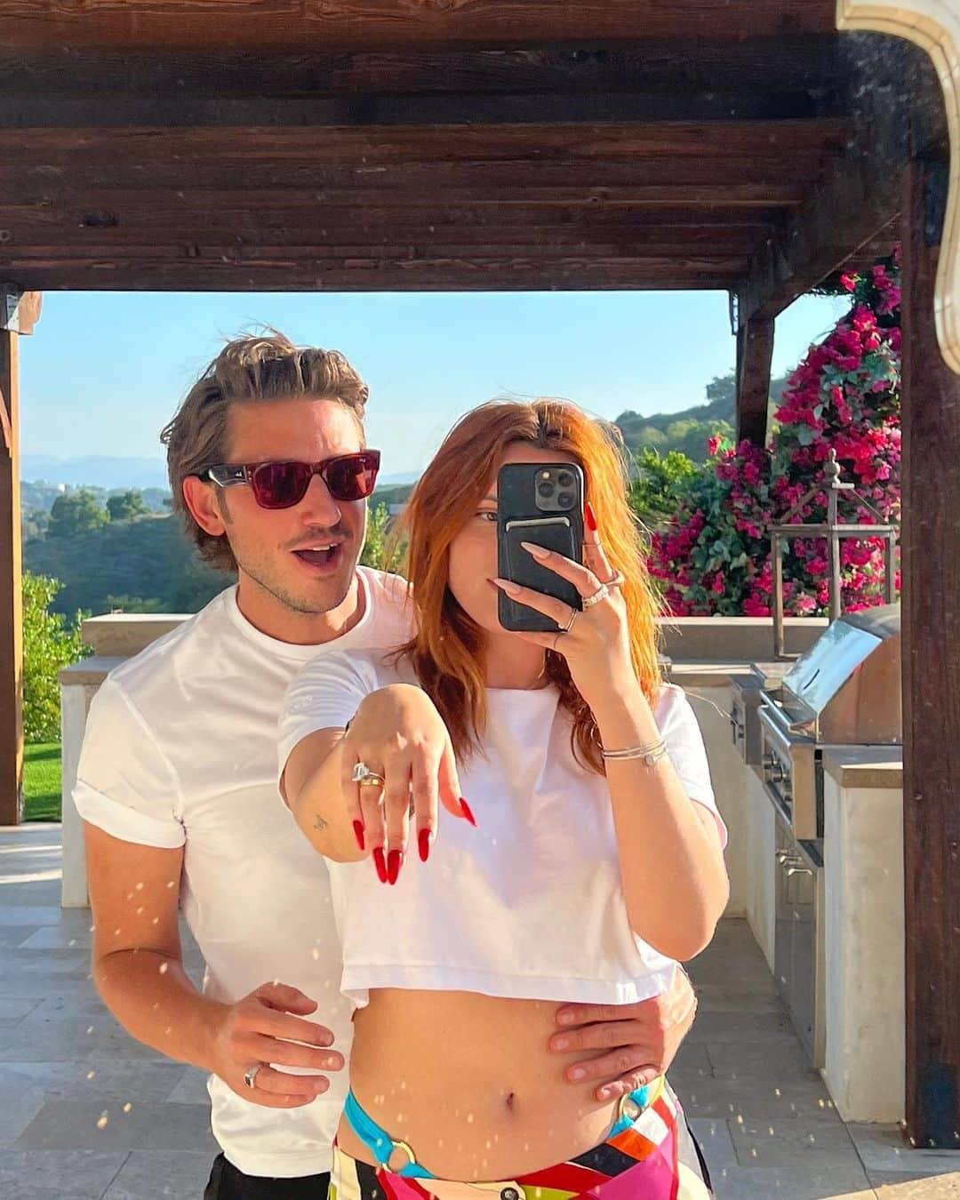 ベラ・ゾーンさんのインスタグラム写真 - (ベラ・ゾーンInstagram)「@bellathorne is engaged! The actress and director has found love with entrepreneur Mark Emms, the producer behind #BadVegan and the co-owner of New York City hotspot the @themulberrybar. The two met last year on the beach in Ibiza at #CaraDelevingne’s birthday party, and according to Thorne, “It was love at first sight as the sun rose.”  Tap the link in our bio for all the details.」5月27日 1時32分 - bellathorne