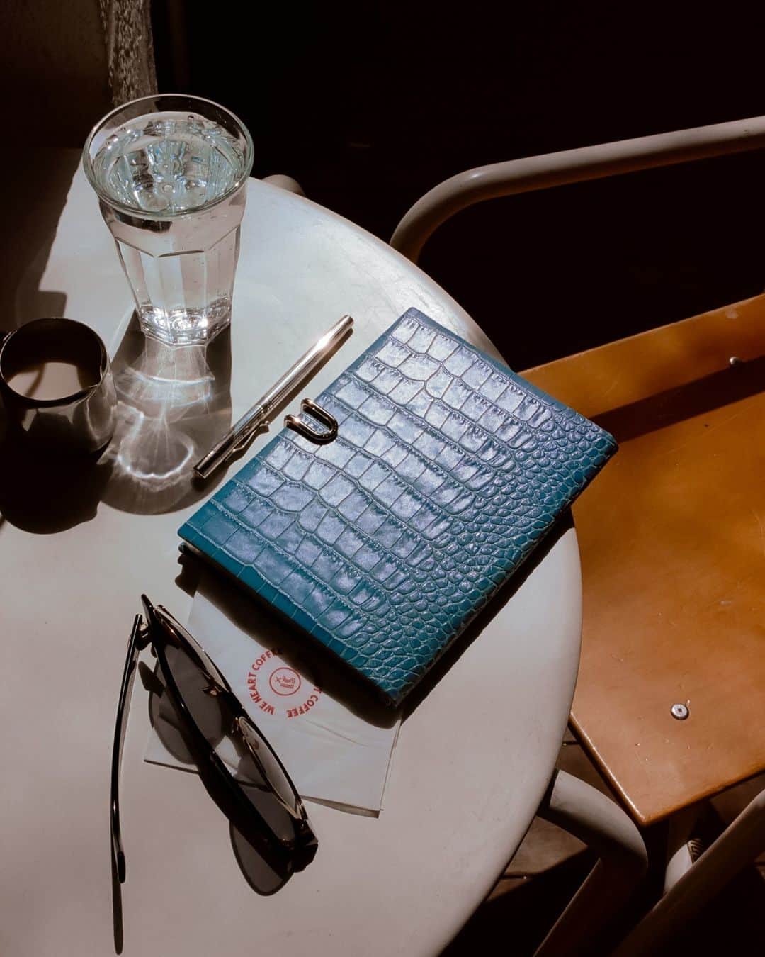 スマイソンさんのインスタグラム写真 - (スマイソンInstagram)「There’s an underrated yet utterly charming item that ought to sit top of the packing list — a notebook.  Photo: @ownwayofinspiration」5月27日 1時33分 - smythson