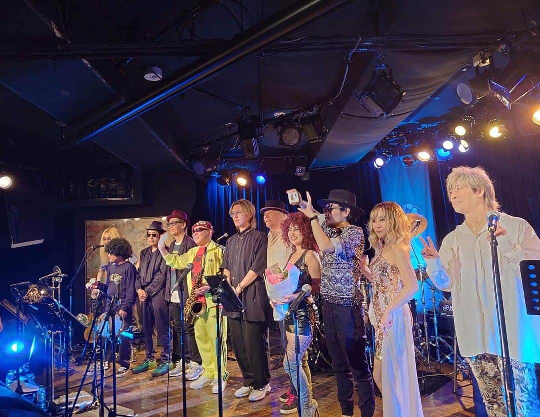 Shinnosukeのインスタグラム：「DISCO HARDAYZ BAND お疲れ様でした〜！  10周年て凄いよね（僕は途中からの参加ですが）。  スターティングメンバーだった DJ KOO (TRF）さんからお花が届いてました！ ありがとうございました😭  次回のライブはまた年末頃なのかな？   #disco #hardayz #10th」