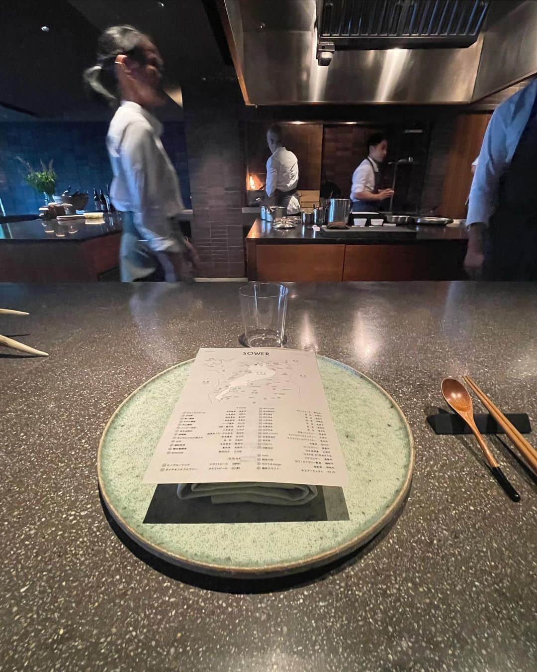 山本浩未さんのインスタグラム写真 - (山本浩未Instagram)「『SOWER』  琵琶湖の北部にあるオーベルジュ 「ロテル・デュ・ラク」 のレストラン 🍽️  アメリカ出⾝の料理⻑、コールマン・グリフィンと、 同じくサービス・マネージャーのキャシー・ジオンが この⼟地ならではの「⾵と⼟」を再解釈した料理を提供する、と。  お料理全てが、  美しい！ 美味しい！ 驚き！ 楽しい！  鮒を米粉で揚げ鮒寿司をパウダー状にしたのをふりかけたの、絶品っ🤩  料理が作られていく調理台の上、キビキビ働くスタッフたち、全て美しく心地よい💖💖  朝食も 美味しゅうございました😋　  #sower #ロテルデュラク #琵琶湖湖北地方 #発酵文化 #発酵食 #チーム京都街中華 #琵琶湖遠征 #旅の想い出 #ようやくアップ出来ました」5月27日 1時33分 - hiromicoy