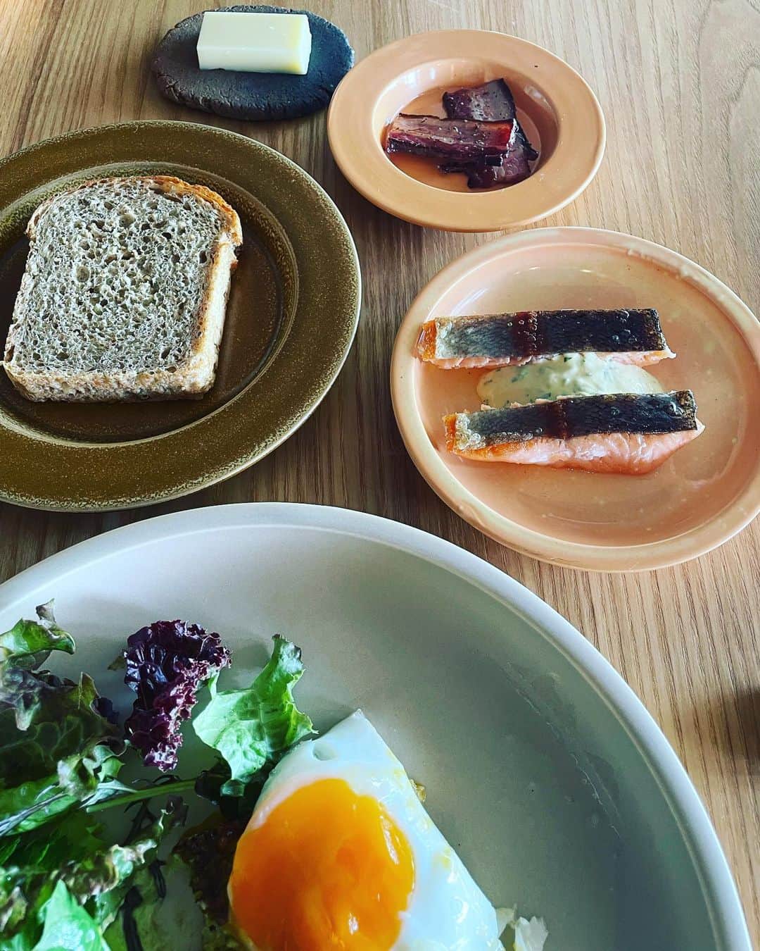 山本浩未さんのインスタグラム写真 - (山本浩未Instagram)「『SOWER』  琵琶湖の北部にあるオーベルジュ 「ロテル・デュ・ラク」 のレストラン 🍽️  アメリカ出⾝の料理⻑、コールマン・グリフィンと、 同じくサービス・マネージャーのキャシー・ジオンが この⼟地ならではの「⾵と⼟」を再解釈した料理を提供する、と。  お料理全てが、  美しい！ 美味しい！ 驚き！ 楽しい！  鮒を米粉で揚げ鮒寿司をパウダー状にしたのをふりかけたの、絶品っ🤩  料理が作られていく調理台の上、キビキビ働くスタッフたち、全て美しく心地よい💖💖  朝食も 美味しゅうございました😋　  #sower #ロテルデュラク #琵琶湖湖北地方 #発酵文化 #発酵食 #チーム京都街中華 #琵琶湖遠征 #旅の想い出 #ようやくアップ出来ました」5月27日 1時33分 - hiromicoy