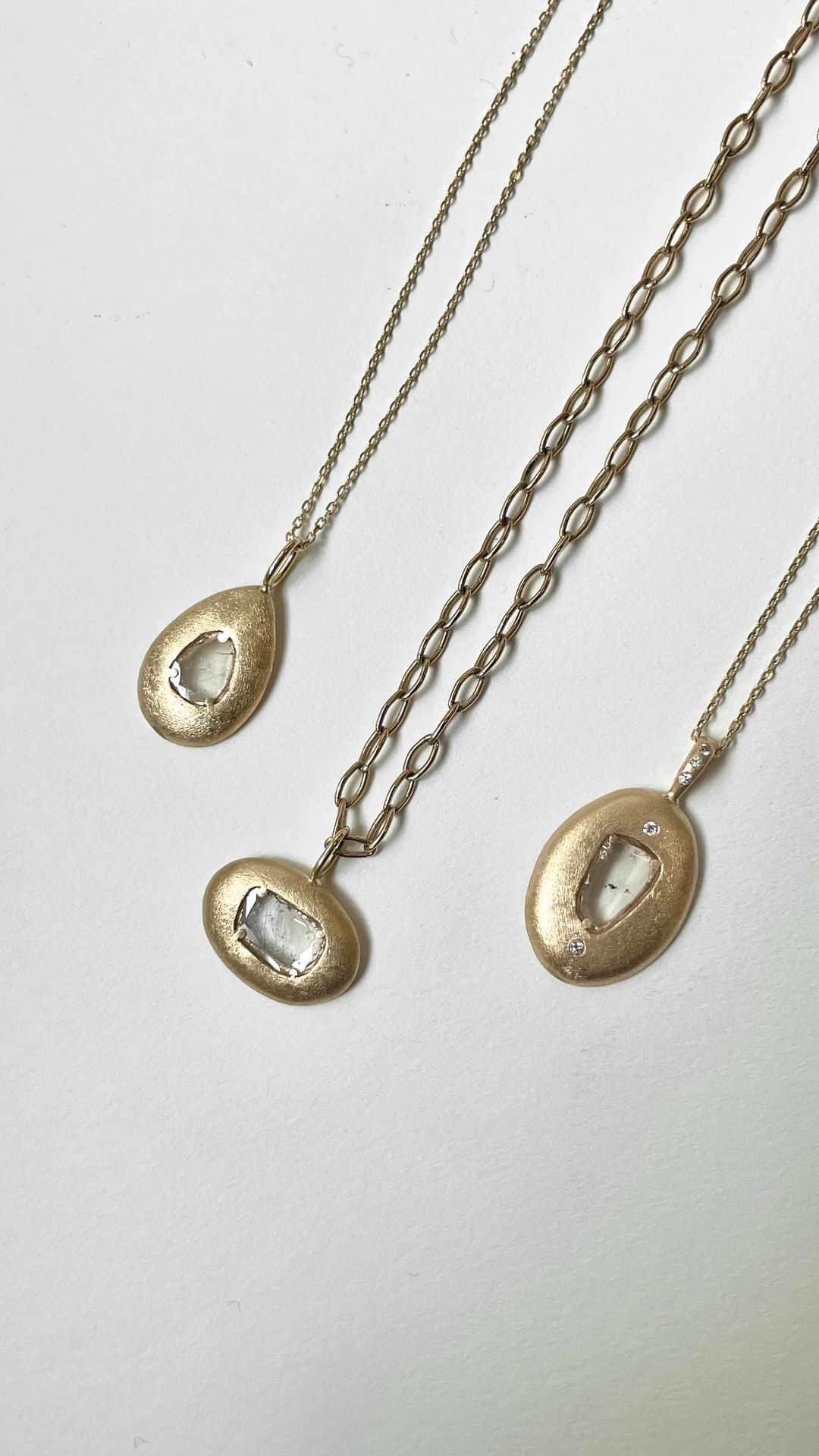 シェイスビーのインスタグラム：「Glimmering diamond slice pendants from the Solstice Collection ✨ click the link in our bio to discover the latest.」