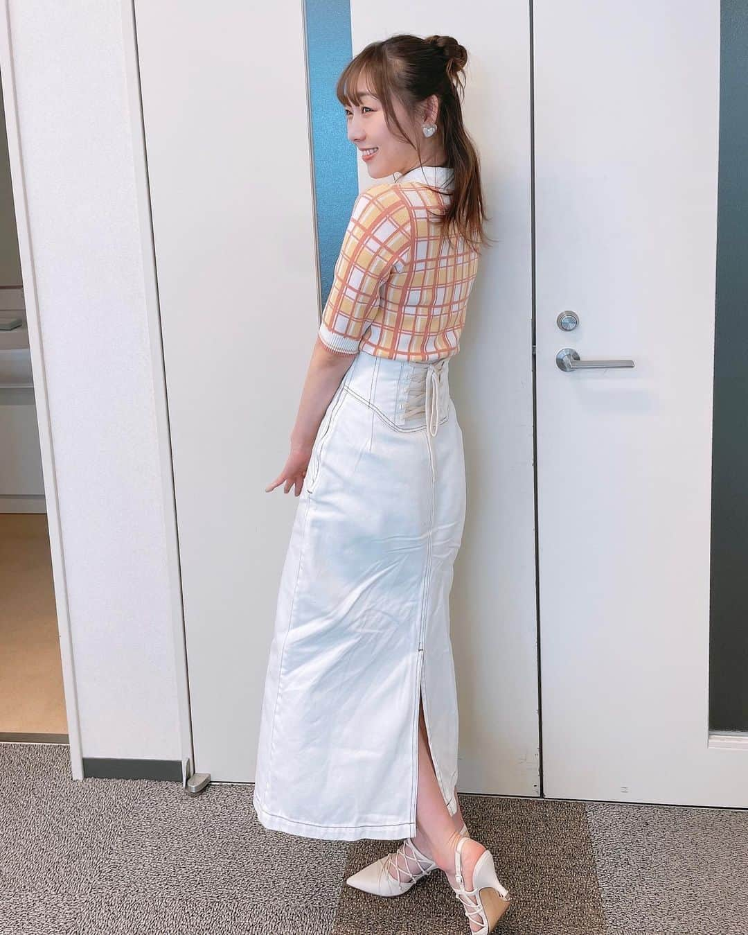 須田亜香里さんのインスタグラム写真 - (須田亜香里Instagram)「最近は高い位置でポニーテールができる長さまで髪が伸びました🍍 やっぱりポニーテールは高い位置が好き！  写真は先月のスイッチやドデスカやCBC特番の時の写真！  📣チャント！×ゴゴスマ 公開生放送ＳＰ 藤井聡太さんの師匠、杉本昌隆さんとのロケ映像の配信が5月27日(土)14:30までみたいです✨ locipoで無料です！  #須田亜香里衣装 #ミディアムヘアアレンジ  #ポニーテール」5月27日 1時37分 - akarisuda