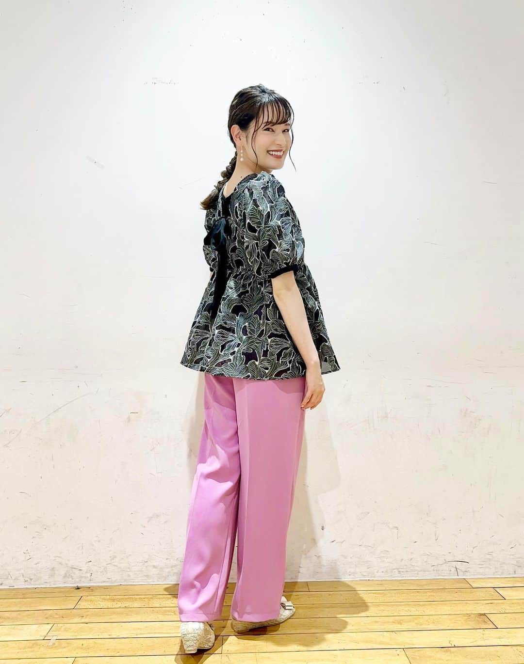 佐竹美希のインスタグラム：「１週間お疲れ様でした！  月〜木曜日、どれがお好みですか？😌  👗 @geera__official  @pierrot_shop  👠 @dianashoespress   週末は富山です！  #ワシんとこポスト #BSよしもと #吉本興業 #吉本 #BSよしもとアナウンサー #アナウンサー #アナウンサー衣装 #アナウンサーコーデ #女子アナ #女子アナコーデ #geera #pierrot #pierrotコーデ #marvelousbypierrot #ピエロニスタ #diana #dianashoes #ブラウス #ブラウスコーデ #スカート #スカートコーデ #パンツ #パンツコーデ #春服 #春服コーデ #夏服 #夏服コーデ #2023ss」