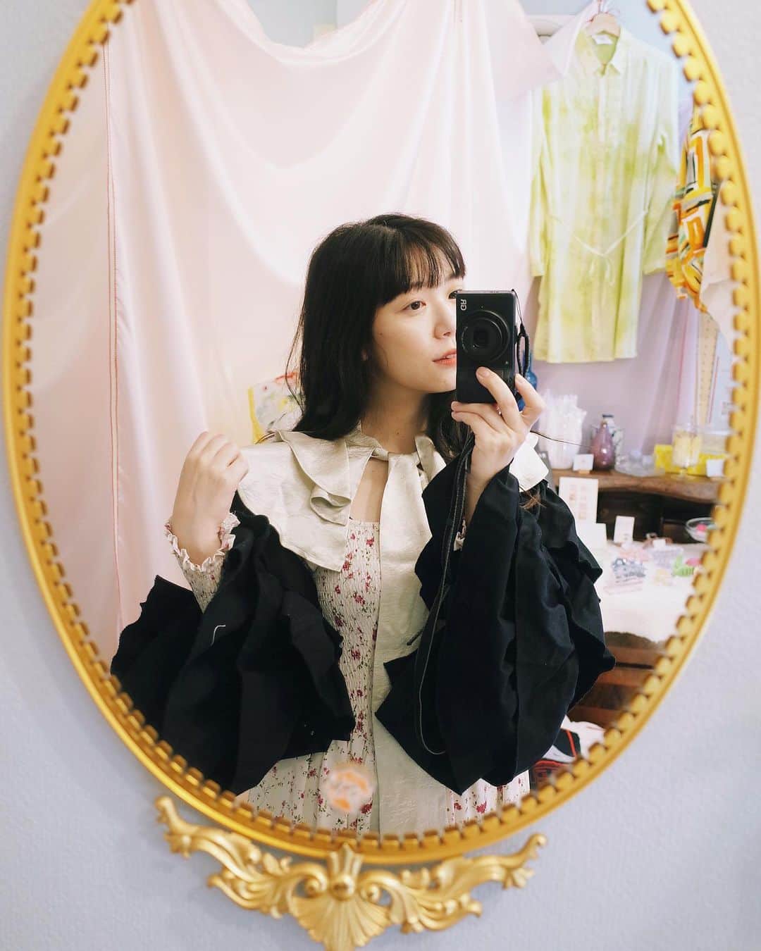 永原真夏のインスタグラム：「「片目のロックスター」MVのお衣装を作ってくれた @matsuri__odore ちゃんが、うつくしいヴィンテージシルクのつけ襟をくださったの なんてうれしい…やっぱり気持ちがこもっているものって特別ですね… この日の上着はMVで着ていたもの、私服でもたくさん着ます💎  MVもみてね  https://youtu.be/c6xcktzrvWA」