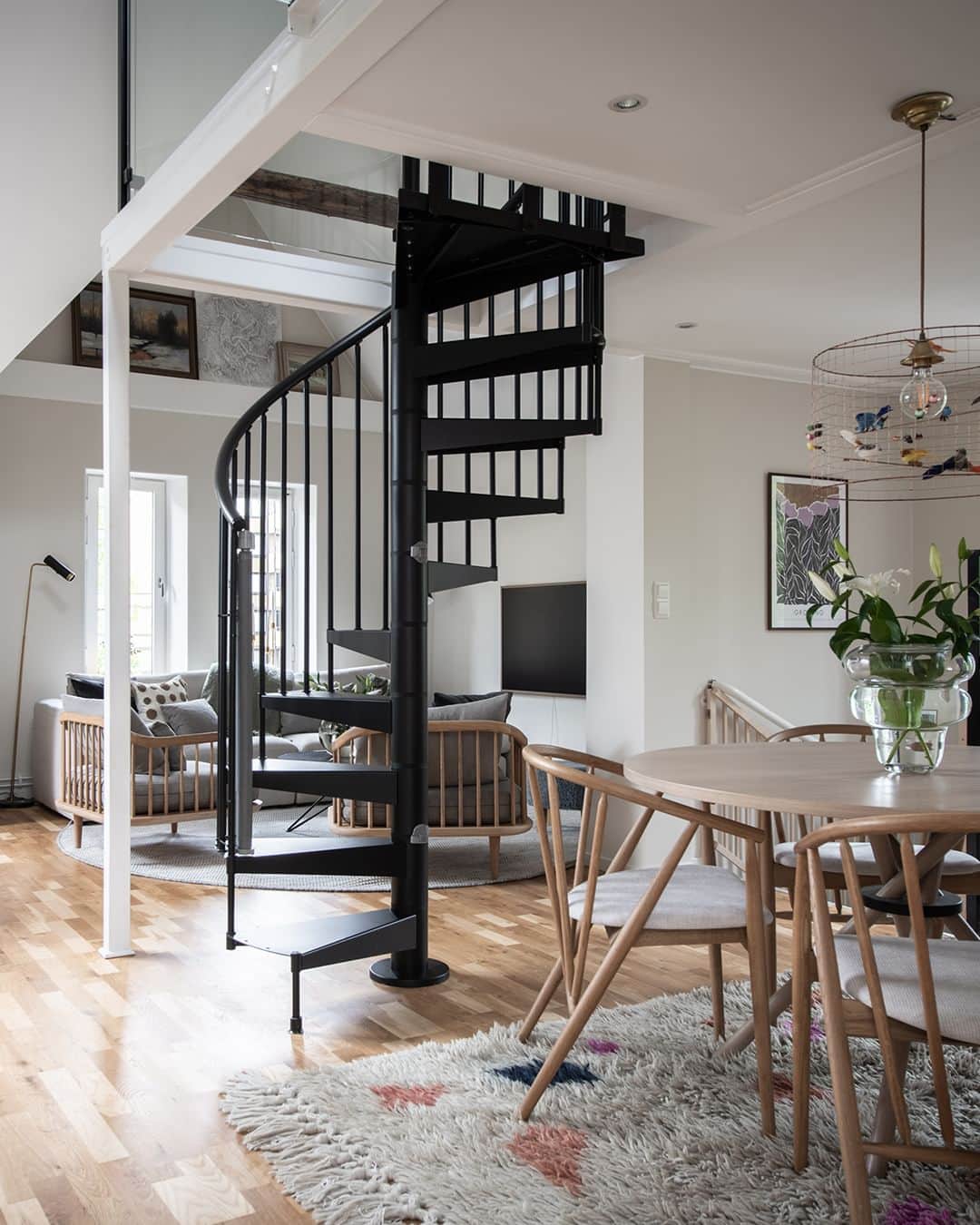 のインスタグラム：「Bjurfors Century presenterar en spektakulär takvåning med formren design och makalös takhöjd i ett av de klassiska tegelhusen i Annedal 🤎  Föreningsgatan 5 | 3 ROK. Foto: @mariasahlander  #bjurforscentury #mäklareangelicastenvold #föreningsgatan #vasastaden #annedal #spiraltrappa #spiralstair #engelskavillastaden #takvåning #parkettgolv #sällskapsytor #takfönster #köksö #marbodal #marbodalkök #takbjälkar #townhouse」