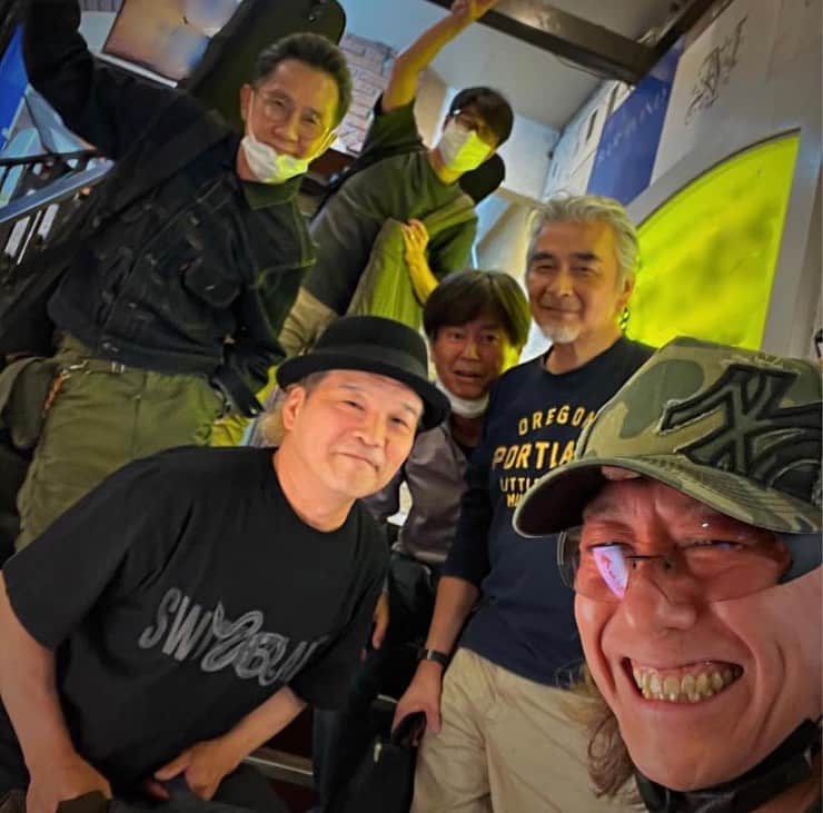 田中和のインスタグラム：「アブラサミットツアーいよいよ準備スタート！ 皆さま〜楽しみですね、 精一杯サポートさせて頂きます。  ナオさん御用達の絆創膏で治療中の飯野さん。 #熊本navaro  #福岡voodoolounge」