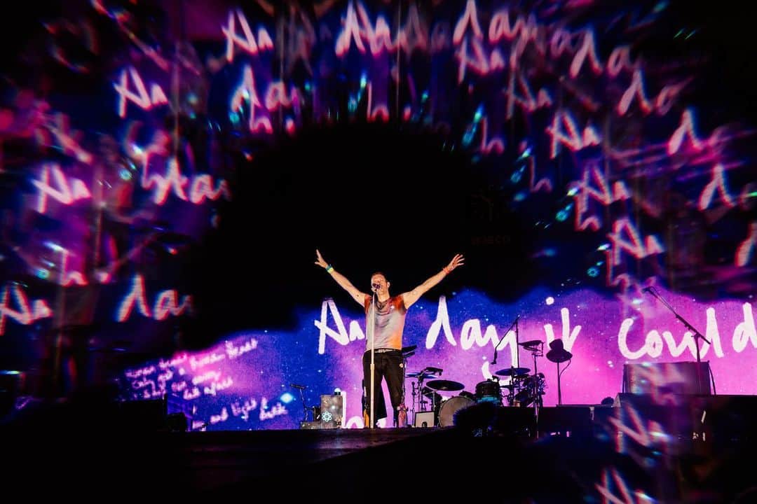 Coldplayのインスタグラム：「Show #81, Barcelona   📷 @annaleemedia  #ColdplayBarcelona #Coldplay #MusicOfTheSpheresWorldTour」