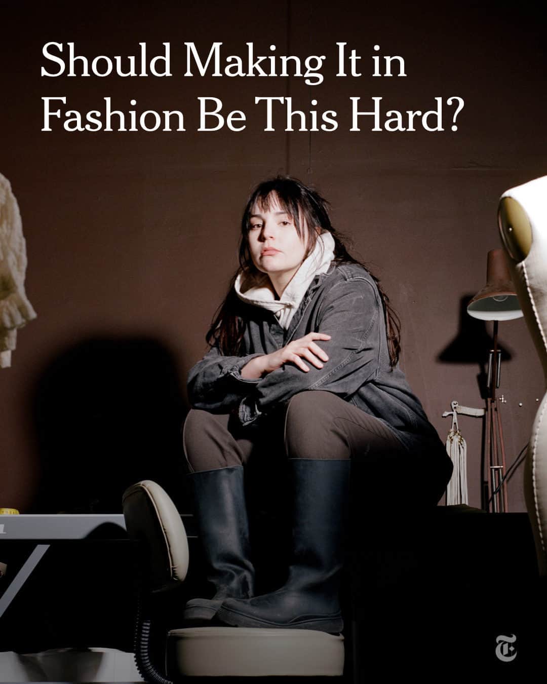 のインスタグラム：「The young designer Elena Velez may be headed for bankruptcy, cancellation or glory. And she is being uniquely transparent about the struggles of being a young designer, writes the fashion reporter @jtes.  @elenavelez, 28, is earning raves as an original voice in New York fashion. She was named emerging designer of the year at the CFDA awards, and her unapologetically gnarly and technically chaotic garments have made the rounds on celebrities like Rosalía and Solange Knowles.  What more could a fashion designer want? For one, money. Velez had $370 in her business account in February, right after she had held a much-praised runway show. She has begun taking predatory loans, and has been unable to pay some members of her team regularly.  Fashion is not an especially easy industry to penetrate, and making a living from it is even harder for young designers of color who don’t come from privilege. Velez has been open about those struggles. “How many accomplishments do I have to collect, and how many co-signs and check marks does it take before people invest in helping me keep myself afloat?” she said in an interview with The New York Times.  Read more about Velez at the link in bio. Photo by @tamarablakechapman」