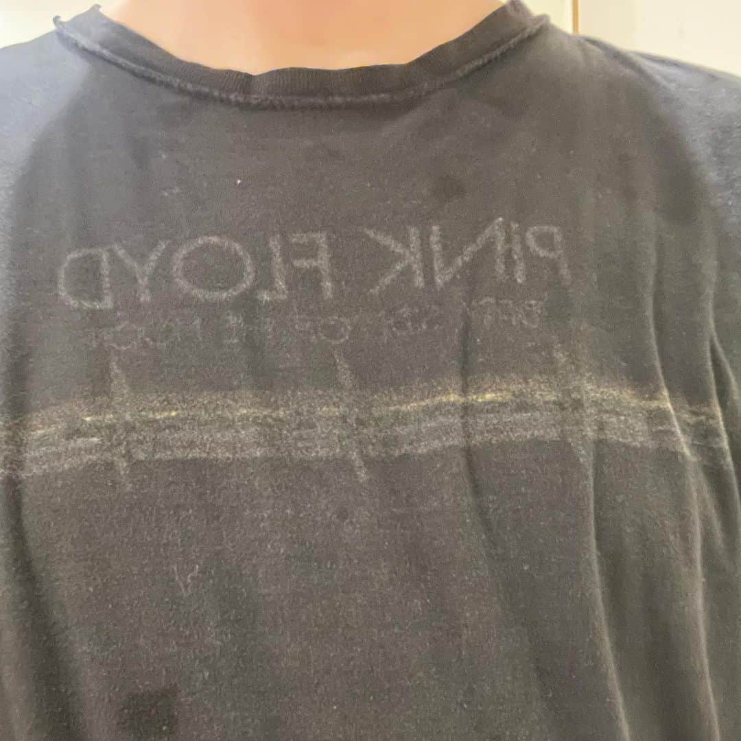 ハシモトタカヒロのインスタグラム：「古着のTシャツ裏返して着たらスモーキーでいい感じ。#pinkfloyd #半身浴」