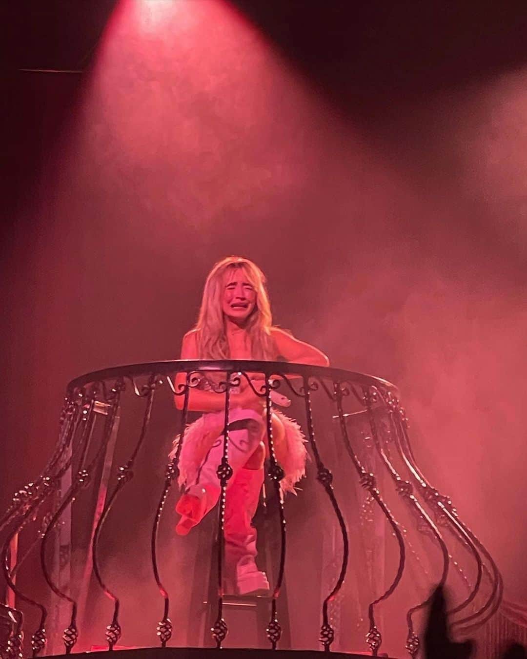 サブリナ・カーペンターのインスタグラム：「it’s times like these wish i had a mf time machineeee」