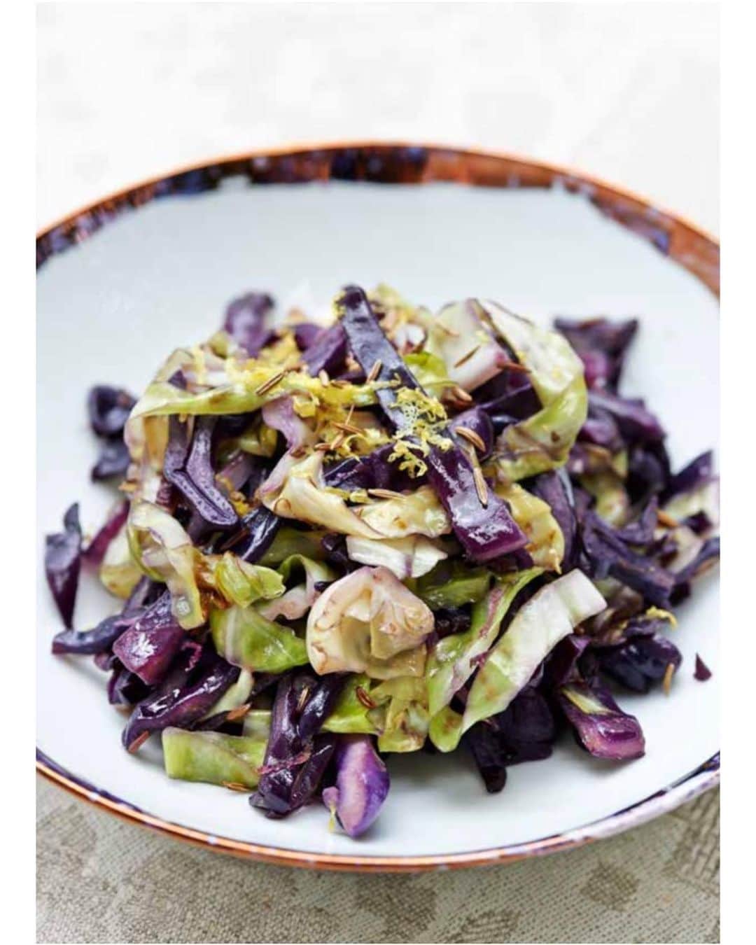 メアリー・マッカートニーさんのインスタグラム写真 - (メアリー・マッカートニーInstagram)「This cabbage dish is delicious x Mary  SERVES 6 Prep time: 10 minutes  Cooking time: 10 minutes  INGREDIENTS  1 tablespoon light olive oil or vegetable oil 1⁄2 red onion, halved and thinly sliced  2 garlic cloves, finely chopped 1–2 teaspoons caraway seeds, to taste 220g green cabbage (approx. 1⁄2 cabbage), such as Savoy, shredded 220g red cabbage (approx. 1 cabbage), shredded zest of 1 lemon pinch sea salt and freshly ground black pepper, to taste gF, V+, DF  The mixture of green and red cabbage makes for a fabulously colourful side dish. Cabbage doesn’t have a good culinary reputation, but cooked properly, it’s delicious – and also one of the healthiest vegetables you can eat.  METHOD Heat the oil in a large frying pan over a medium heat. Add the onion and garlic and turn the heat down to low – this will prevent the garlic and onions from burning – then cook for 3–4 minutes until softened. Add the caraway seeds and green and red cabbage and turn the heat back up to medium so you can hear a nice sizzle. Cook, mixing often, for 5–7 minutes until the cabbage is lightly cooked but still a little crunchy. Season with a pinch of sea salt and black pepper to taste. Turn off the heat. Mix in the lemon zest, and it’s ready to serve.」5月27日 1時57分 - marymccartney