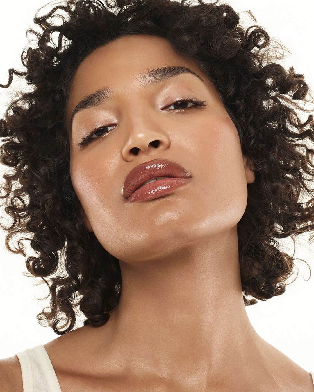 Yves Saint Laurent Beautyさんのインスタグラム写真 - (Yves Saint Laurent BeautyInstagram)「@IndyaMoore is ready for her close-up thanks to the high-impact colour of ROUGE VOLUPTÉ CANDY GLAZE. Now in new juicy nude shades with powerful care.   ROUGE VOLUPTÉ CANDY GLAZE N°14  #YSLBeauty #CandyGlaze #IndyaMoore」5月27日 2時00分 - yslbeauty