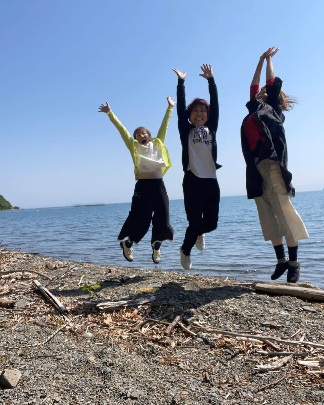 山本浩未さんのインスタグラム写真 - (山本浩未Instagram)「朝食後、 琵琶湖を一望する丘の上で昆布さんの茶箱でお茶をいただく🍵  小さい茶道具にご自身で其々お仕覆を作り漆の茶筒に組んだそう。  素敵♥️ 素敵♥️ 素敵♥️  琵琶湖で恒例のジャーンプ⤴😆  そしてこの後、 京都へ戻りわたしは宝塚へ 109期生の初舞台観劇🤩  大充実&大満足 ♥️♥️♥️♥️♥️♥️    #チーム京都街中華 #琵琶湖遠征 #ロテルデュラク #茶箱 #琵琶湖 #宝塚観劇 #欲張りな旅  #旅の想い出 #ようやくアップ出来ました」5月27日 2時06分 - hiromicoy