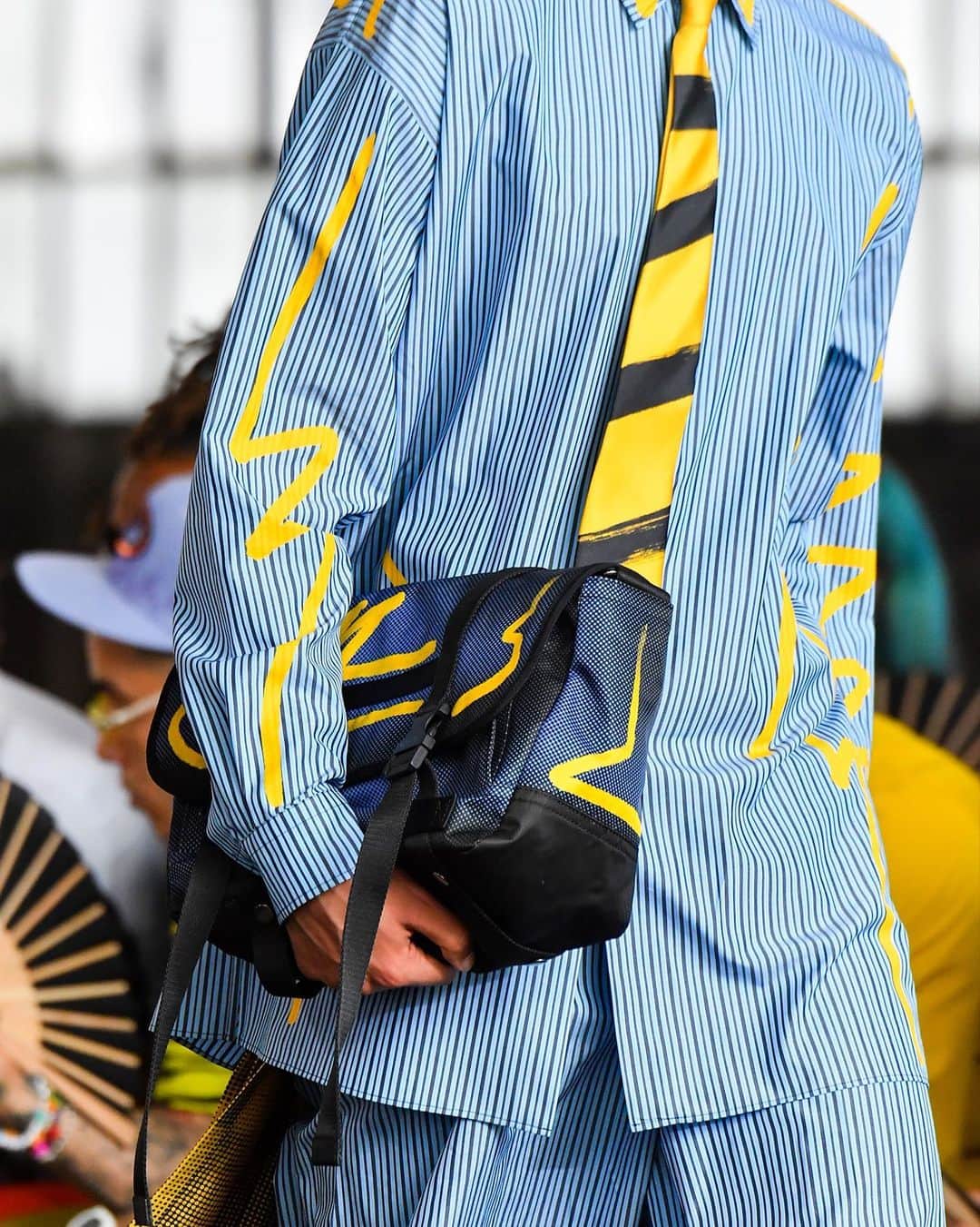 Moschinoのインスタグラム：「When we color, we rarely stay inside the lines 👀 Get seduced by the latest runway looks, featuring striped separates and scribbled-on accessories.   #Moschino #MoschinoSS23 #MoschinoRunway」