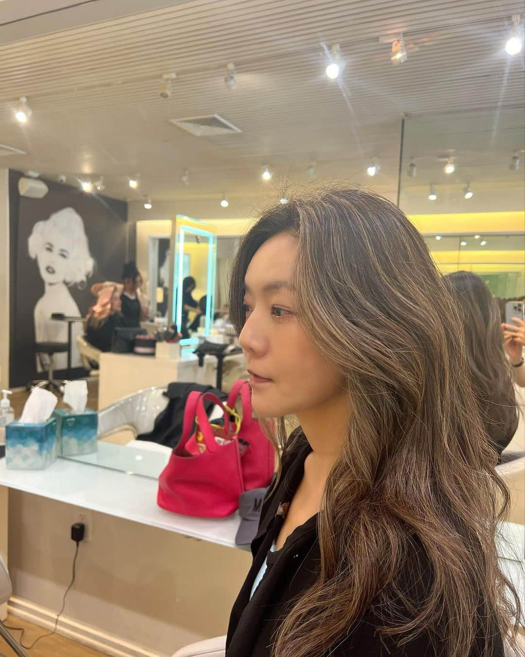 和央ようかさんのインスタグラム写真 - (和央ようかInstagram)「Beauty Day @warrentricomi  Love to be back here 😊💇‍♀️  ハイライトを入れて、カットして頂き…次のお仕事に備え、少しずつ準備😊  やはり、NYに帰ってくると、ほっとする、懐かしい… で、歩く🚶‍♀️👍 今日は合計40ブロックくらい、南北に歩いた👍 東西もMadison からBroadway まで歩き、Pilates もしたから…最近の暴飲暴食を帳消しならないかな🤔😂😂😂  #takakoworldstylin🌎 #takakonystylin🍎 #lifestyle #nylife #ny #beautybay #yokawao#和央ようか」5月27日 2時15分 - yokawao0215