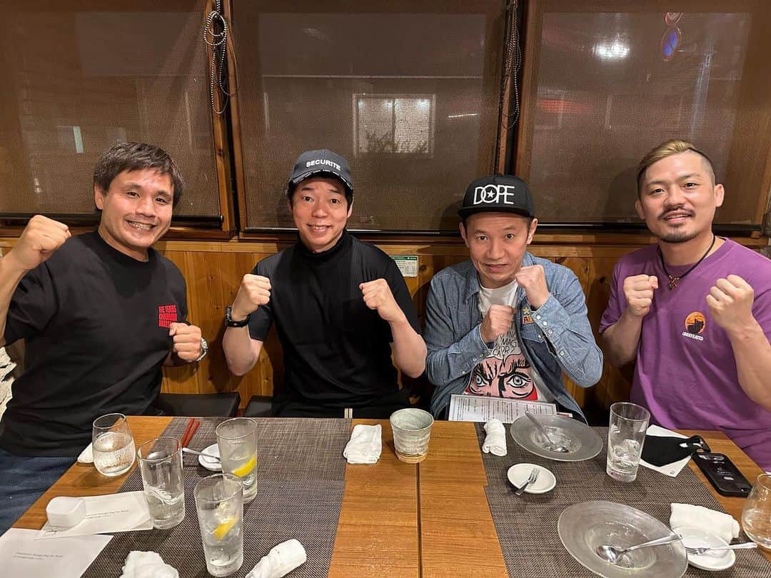 菊田早苗のインスタグラム：「今日のフライデーナイトは、長年お世話になる今田耕司さん、オモロー山下さん、ジョビンといつもの安心のメンバー。 自分が長らく通う素晴らしき中華を紹介させてもらいました。と言っても、今田さんにご馳走になりましたが笑 相変わらず抜群に美味い料理たち！ 会も盛り上がり、ツッコミ激しい大笑いの男会。腹がよじれる🤣　しかし、ただ自分が突っ込まれてるだけという。なんだか最近おかしなポジション。  #お笑いと格闘技 #中華銘菜 慶 #学芸大駅 #菊田スペシャル前菜 #パイ包みフカヒレスープ #最後は中目黒のオシャレバー」