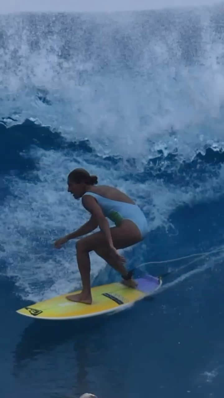 ステファニー・ギルモアのインスタグラム：「Love surfing in this suit from SGxROXY collection. Captured by @jack_colemang  @roxy」