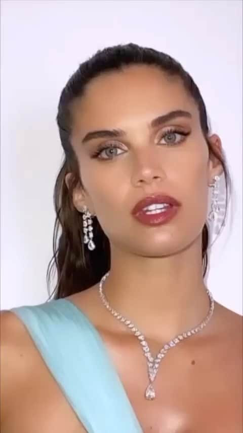 サラ・サンパイオのインスタグラム：「Beautiful last cannes night for @amfar . See next year 🩵 Dress: @zuhairmuradofficial  Jewerly: @nourbyjahan  Make up @naimabremer using @patmcgrathreal #patmcgrathlabs  Hair: @_vascofreitas_」