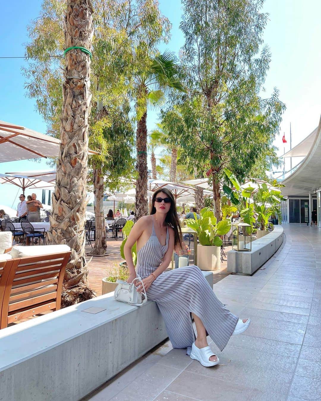マギーのインスタグラム：「📍MONACO F-1を観にきました！今日はフリー走行を少しみて、ひたすらお散歩  明日の予選が楽しみ😚🩵  Dress @aeronstudio  shoes @givenchy  Bag&sunnys @balenciaga」
