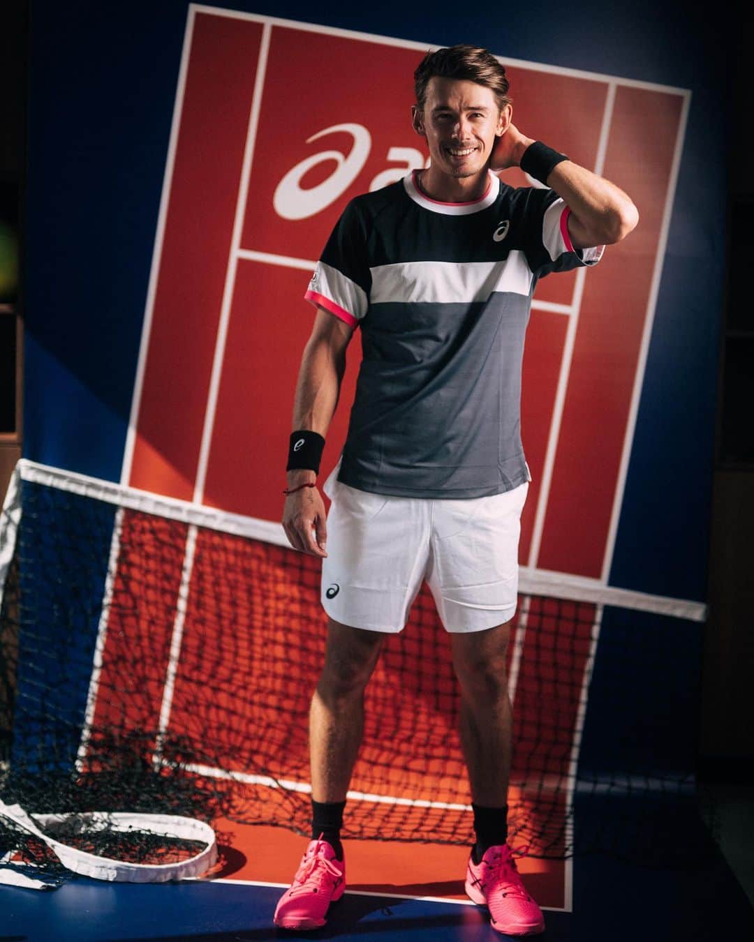 アレックス・デミノーさんのインスタグラム写真 - (アレックス・デミノーInstagram)「Always a good time seeing my @asicstennis family! Swipe through to see the new Roland-Garros kit 🙌 #ASICSTennis」5月27日 2時52分 - alexdeminaur