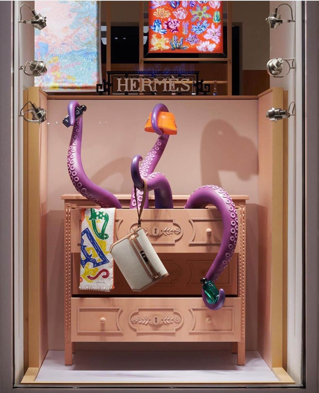のインスタグラム：「Hermes windows always delivering.  By @joanntanstudio #swipeleft」