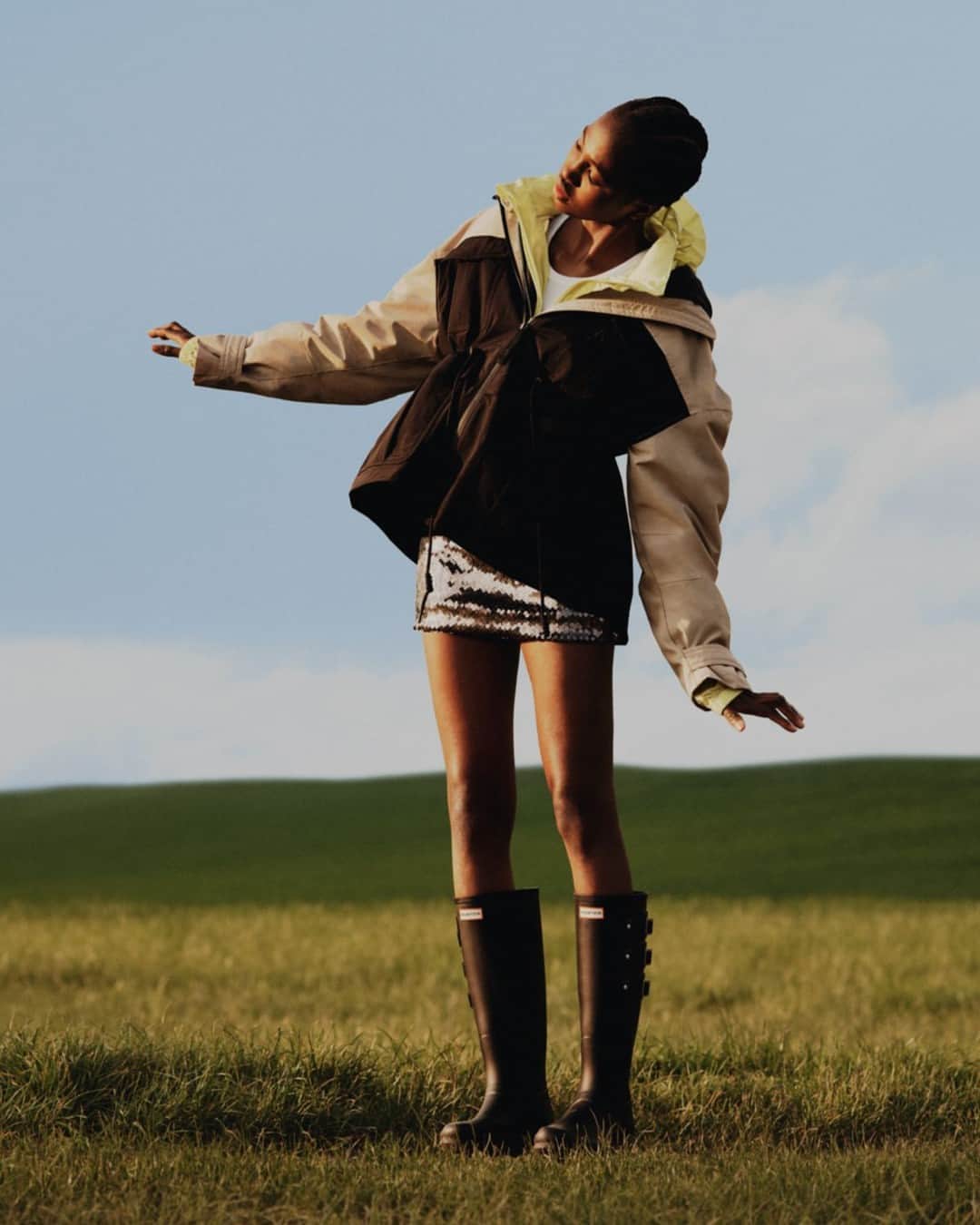 ハンターブーツのインスタグラム：「Find everything you need for dancing on festival fields with our festivals edit – from the latest takes on our iconic Wellingtons, to lightweight and waterproof outerwear. ⁣ ⁣ Shop it now at the link in bio and tap to shop #HunterOriginals⁣ ⁣ Thanks to our team⁣ Photographer: @JamesRobjant⁣ Stylist: @Harry_Lambert⁣ Model: @RhennyAlade⁣ ⁣ #HunterFestivals」