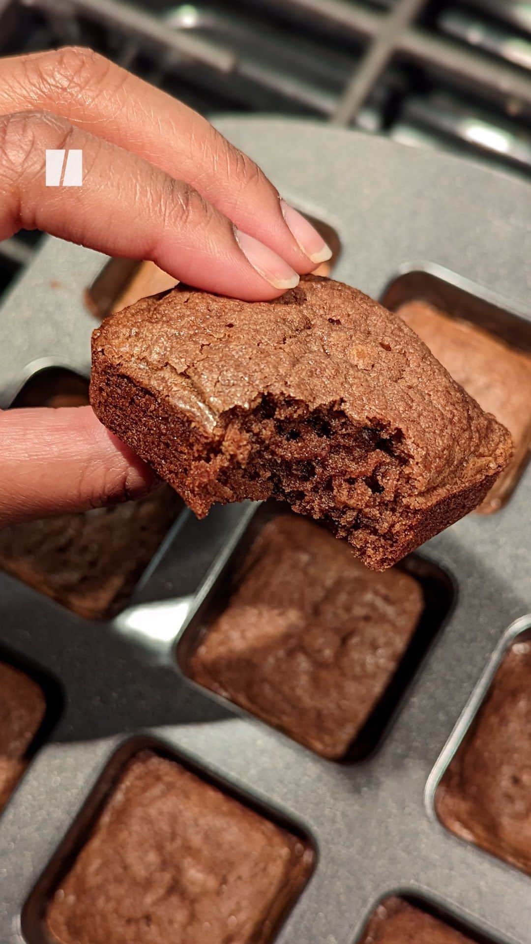 Huffington Postのインスタグラム：「If you prefer to live life on the edge (of your brownies), HuffPost Shopping writer Kristen Adaway is here to share one of her holy grail kitchen tools that changed baking forever: the brownie bar pan. It makes 12 perfect squares, and because of its compartmentalized design, every single brownie will come out of your oven with crisp edges.  “Though everyone loves the gooey, moist centers of these chocolate treats, I will always argue that the best part of a fresh tray of brownies are the corners and edge pieces,” Adaway writes. “These bites contain the best of both worlds: the perfect outer crispiness and a chewy, slightly dense texture that just melts in your mouth.”  If brownies aren’t your dessert of choice, the $17 pan is also suitable for a variety of other foods ranging from banana bread to mini lasagnas. Head to our link in bio for more on this delicious HuffPost Shopping find. 😋」