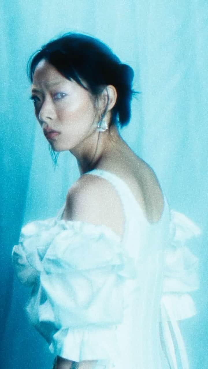 リナ・サワヤマのインスタグラム：「2 weeks until we hold the girl together again 🤍 rina.online/tour」
