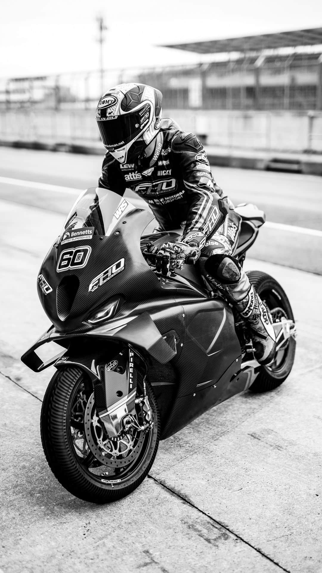 ブレモンのインスタグラム：「Wrist rolls with @hickyracer60 and the new Isle of Man TT Limited Edition 🏍️   #iomtt #isleofmantt #isleofmantt2023 #bremontwatches #watchesofinstagram」