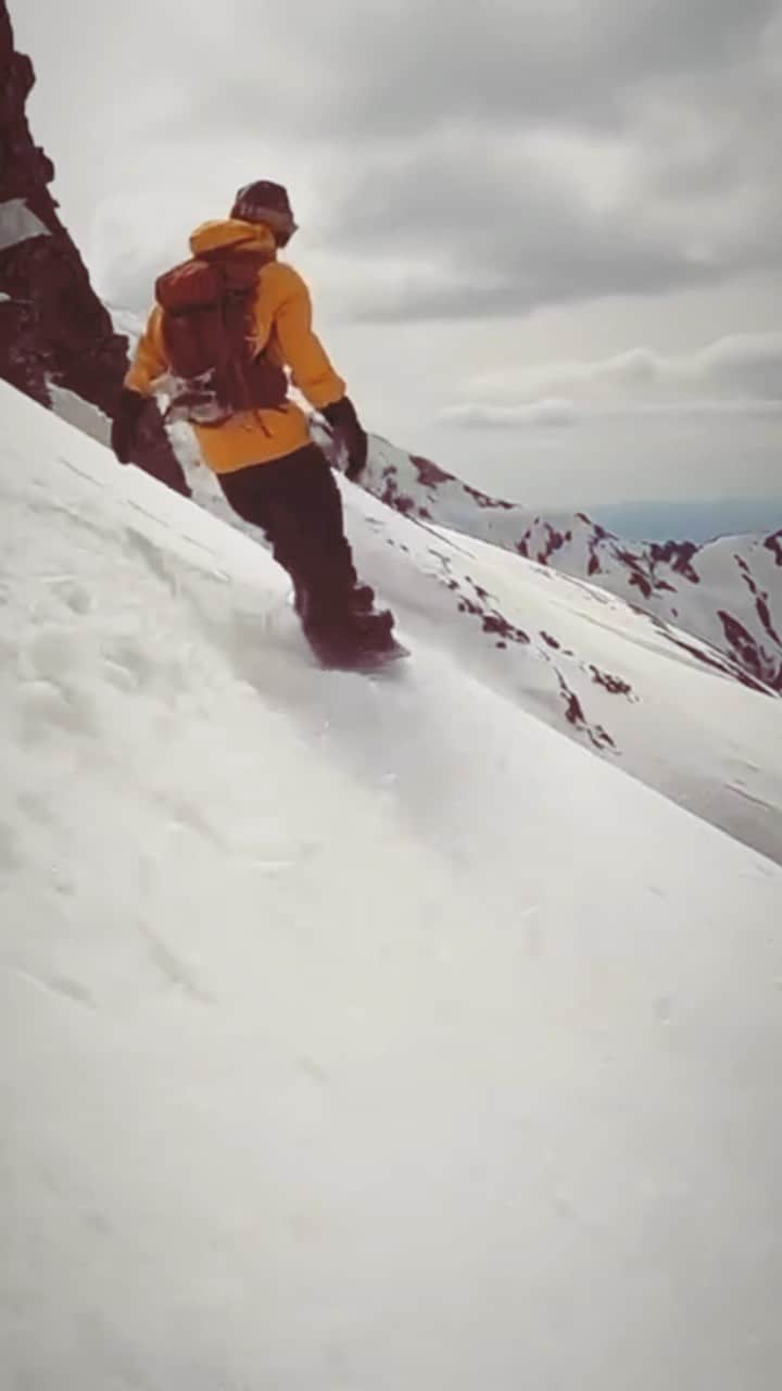 中井孝治のインスタグラム：「#hpstaka161split   5/12 🏔🏔🏔ライト まだ雪沢山あった時期🤙 🎥 @kentaro68abe   5/23に行ったらめちゃ雪減って細いラインになってた！ けど良い雪だった！山もあと少し😭  @salomonsnowboards @volcomjapan #volcomjapan @platepia_japan #revoltgoggles #segawa_nouen #toko #msrgear_japan #msr #coif #hps #横乗り塾 #いらおじゃ」