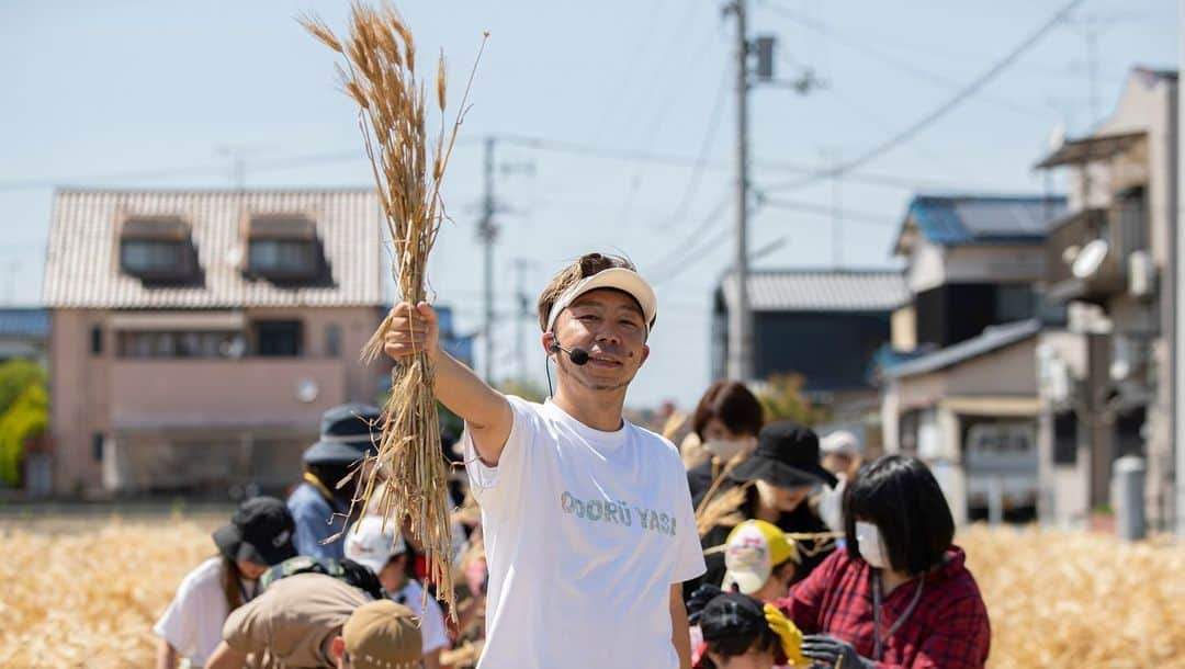 USAさんのインスタグラム写真 - (USAInstagram)「先日、愛媛県今治市で「はだか麦」の収穫イベントを行いました。  去年の11月に子どもたちと一緒に種まきし、今年1月に中村県知事や徳永市長と子どもたちと麦踏みをやり、すくすくと育った黄金色のはだか麦を収穫しました♪  愛媛県は「はだか麦」の生産量、36年連続全国ナンバーワン！  そんなはだか麦の豊作祝いをみんなと一緒にできて嬉しかったなぁ☆ 収穫イベントを行う度に、食べものがあることへの感謝の気持ちがさらに強くなっていきます！  今回収穫したはだか麦は8月末に味噌作りする予定です！  また楽しみが増えました♪  #odorüyasai #オドル野菜 #オドル野菜プロジェクト #愛媛県 #愛媛県町 #JAおちいばり #さいさいきて屋 ＃中村県知事  #今治市 #徳永市長  #生産量 #全国ナンバーワン#はだか麦. #odorühadakamugi #収穫 #収穫祭 #農業 #ダンス #融合 #自給自足 #dancearth #dancearthproject #smile #happy #ココロオドル #ChooChooTRAIN」5月27日 12時27分 - exileusa_danceearth