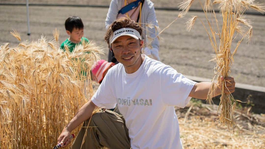 USAさんのインスタグラム写真 - (USAInstagram)「先日、愛媛県今治市で「はだか麦」の収穫イベントを行いました。  去年の11月に子どもたちと一緒に種まきし、今年1月に中村県知事や徳永市長と子どもたちと麦踏みをやり、すくすくと育った黄金色のはだか麦を収穫しました♪  愛媛県は「はだか麦」の生産量、36年連続全国ナンバーワン！  そんなはだか麦の豊作祝いをみんなと一緒にできて嬉しかったなぁ☆ 収穫イベントを行う度に、食べものがあることへの感謝の気持ちがさらに強くなっていきます！  今回収穫したはだか麦は8月末に味噌作りする予定です！  また楽しみが増えました♪  #odorüyasai #オドル野菜 #オドル野菜プロジェクト #愛媛県 #愛媛県町 #JAおちいばり #さいさいきて屋 ＃中村県知事  #今治市 #徳永市長  #生産量 #全国ナンバーワン#はだか麦. #odorühadakamugi #収穫 #収穫祭 #農業 #ダンス #融合 #自給自足 #dancearth #dancearthproject #smile #happy #ココロオドル #ChooChooTRAIN」5月27日 12時27分 - exileusa_danceearth