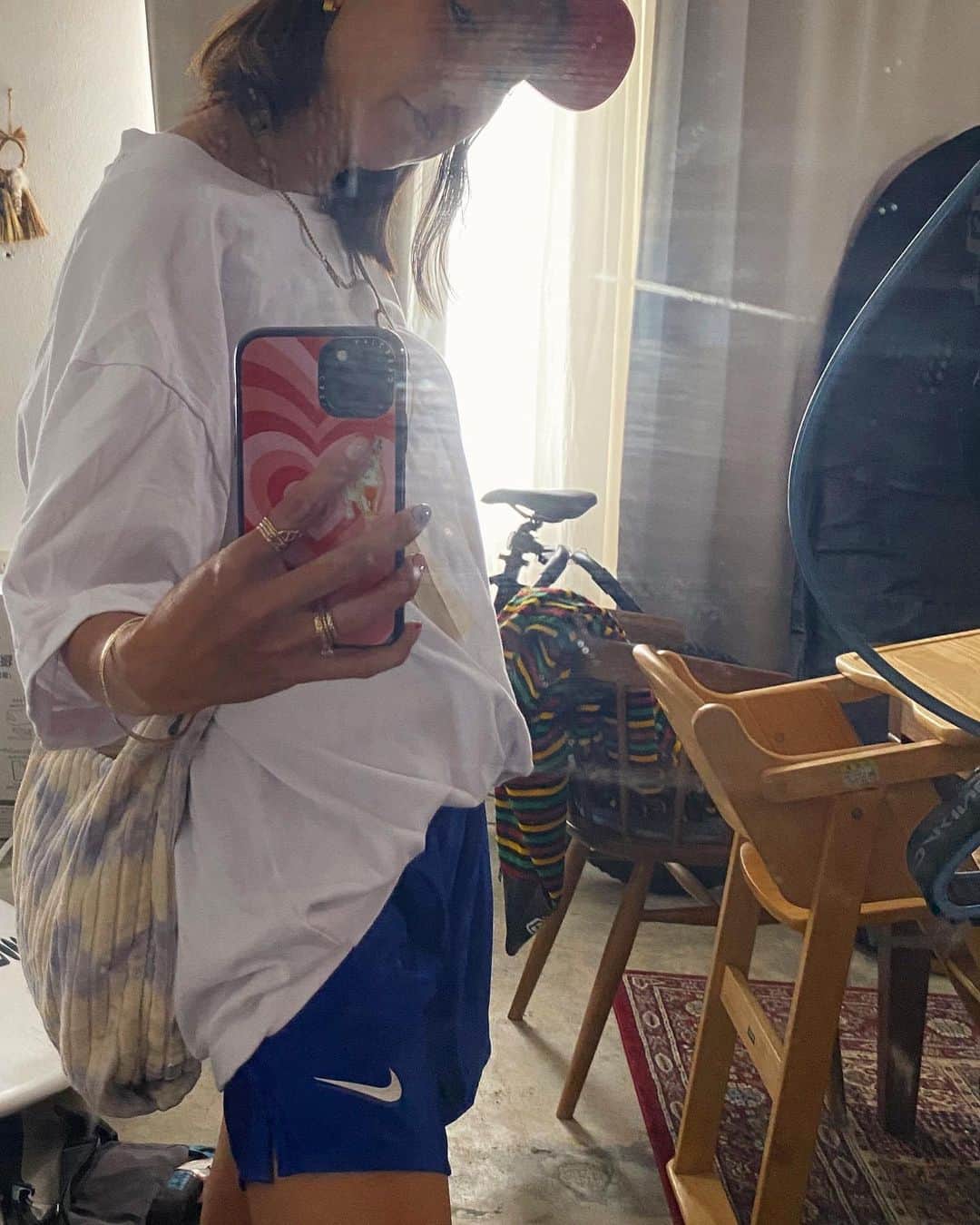 堀舞紀のインスタグラム：「🧢🩳👕🛍🩴。  et.連れて 公園行ったら 貸し切り状態で 最高だった図です…  広い公園に解き放てば ご機嫌👶🏻⚽️だからね！！  最近の面白エピソードは アゴクイされて チュー！ してそのまま寝る… とか 私が珍しくワンピースとか 着てたら かぁいー💕 と褒めてくれたり ネーネの折り紙オブジェ 指差して キレー🥺 と毎日褒めたり👏🏾  イケメンみたいな行動をする プニプニBOY🤣🤣🤣  笑っちゃうけど 一歳ってこんなちゃんと 表現してたっけ！？ と 初めての育児もしくは 祖母的目線で観察してます👀💕  カワイッ🥹  ずっとこのままでいてぇぇ〜  🫶🏾〜  #子育て記録 #公園コーデ #母親服装 #1歳8ヶ月 #男の子ママ」