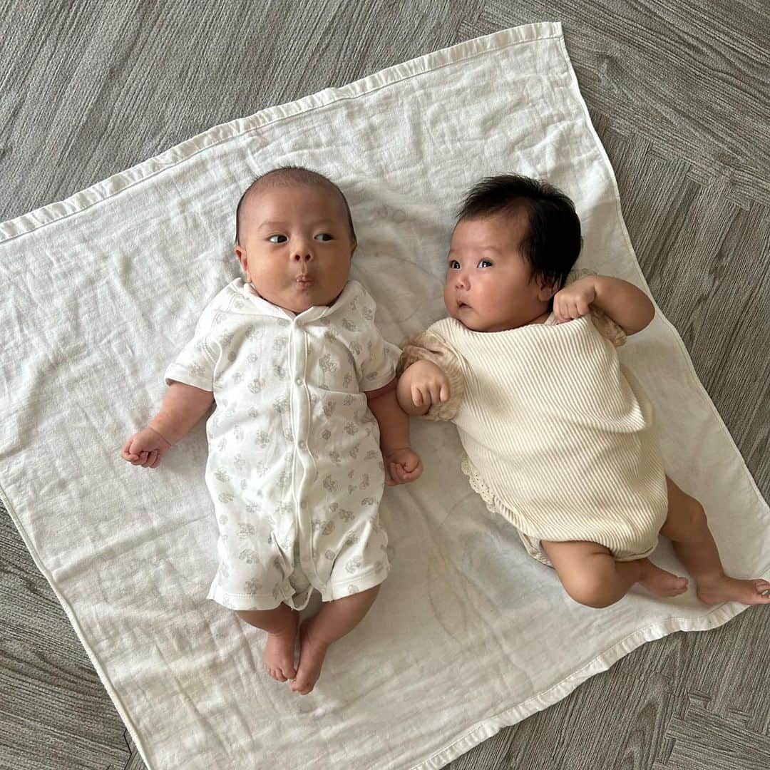 渡邉幸愛さんのインスタグラム写真 - (渡邉幸愛Instagram)「＿＿＿＿＿＿＿  1ヶ月違いのいとこのベイビーと👶 1ヶ月違うのにほぼサイズは一緒だった😂  赤ちゃんってなんでこんなに可愛いんだろうね...♡  1ヶ月差のベイビーなので 身近にママの先輩がいて助かってます✨ 出産、入院、子育て沢山教えてもらってる🫡  実は兄の子供も今月約1ヶ月違いで産まれて㊗️ 渡邉家はあっという間に賑やかになりました😉 早くお兄ちゃんのベイビーにも会いたいな♡  #新生児 #乳児 #1ヶ月ベビー #新米ママ」5月27日 12時32分 - koume_watanabe.official