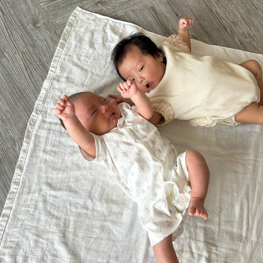 渡邉幸愛さんのインスタグラム写真 - (渡邉幸愛Instagram)「＿＿＿＿＿＿＿  1ヶ月違いのいとこのベイビーと👶 1ヶ月違うのにほぼサイズは一緒だった😂  赤ちゃんってなんでこんなに可愛いんだろうね...♡  1ヶ月差のベイビーなので 身近にママの先輩がいて助かってます✨ 出産、入院、子育て沢山教えてもらってる🫡  実は兄の子供も今月約1ヶ月違いで産まれて㊗️ 渡邉家はあっという間に賑やかになりました😉 早くお兄ちゃんのベイビーにも会いたいな♡  #新生児 #乳児 #1ヶ月ベビー #新米ママ」5月27日 12時32分 - koume_watanabe.official